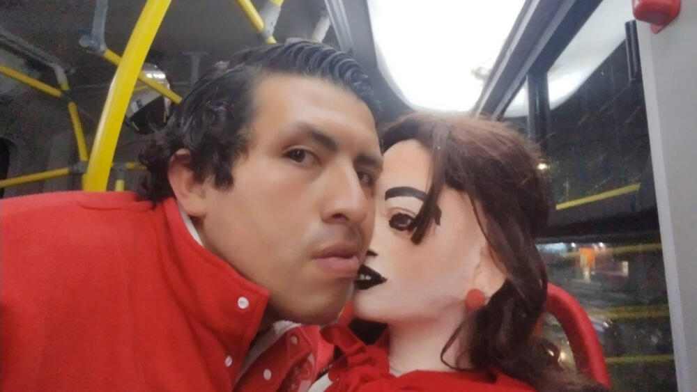 La psicología detrás del hombre con una esposa de trapo Cristian Montenegro es un joven bogotano que se ha vuelto tendencia en las redes sociales por fabricarse una ‘esposa’ de trapo y últimamente ha sido el centro de varas polémicas, una de ellas por haber llamado una ambulancia para que "atendieran" a 'Natalia' la que según él, es su esposa.
