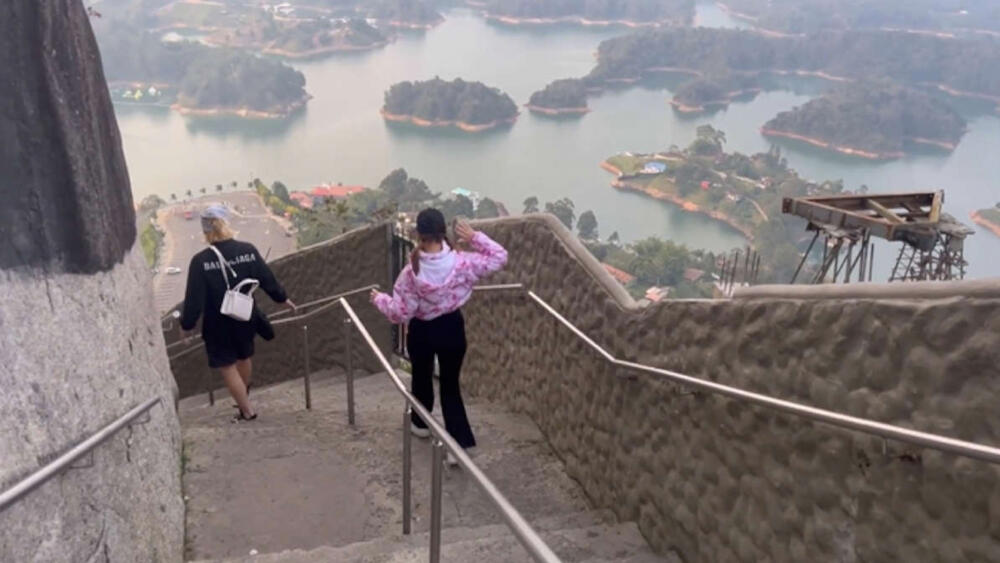 La sexy actriz que grabó video para adultos en la Piedra del Peñol Katty Blake se volvió aún más reconocida en redes sociales en las últimas horas tras haber aparecido en un video para adultos que grabó en las escaleras de la Piedra del Peñol, el cual ha causado indignación entre la comunidad de la región.