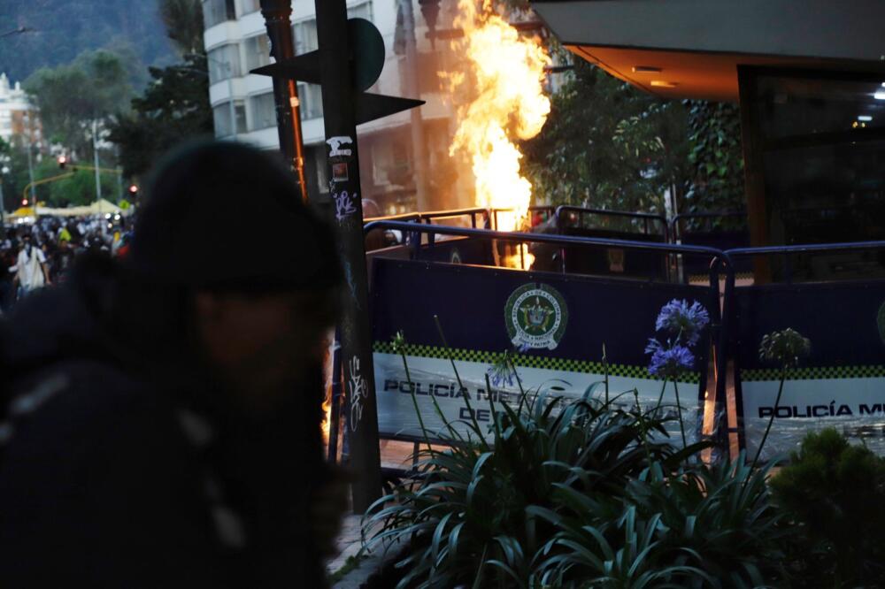 Le prendieron fuego a la Catedral 1 Le prendieron fuego a la Catedral Algunas personas prendieron fuego a la Catedral Primada de Bogotá, por lo que unidades del Esmad tuvieron que hacer presencia en el lugar para controlar la situación.