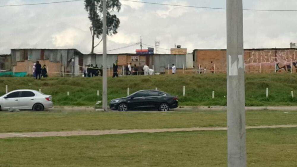 Macabro hallazgo en potrero de Bosa Sobre las 8:00 de la mañana de este martes, las autoridades recibieron el aviso de que en un potrero del barrio Villa Emma en la localidad de Bosa fue encontrado un cuerpo que presentaba heridas de bala. Al lugar llegaron la Policía Metropolitana de Bogotá y el CTI de la Fiscalía para esclarecer los hechos del caso.
