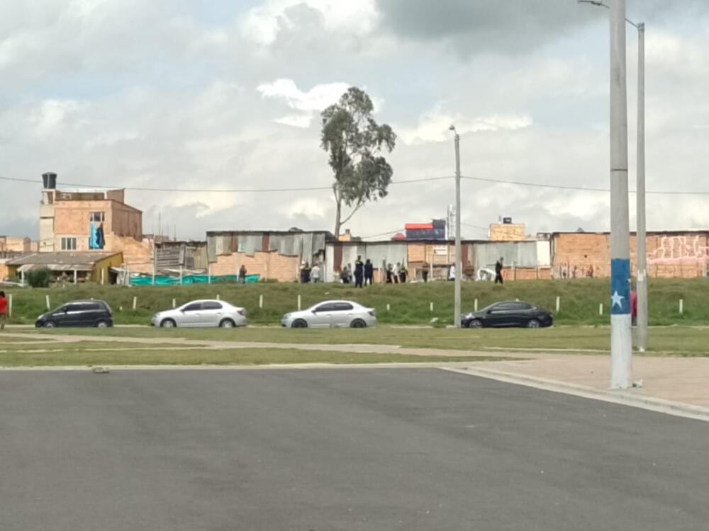Macabro hallazgo en potrero de Bosa 1 Macabro hallazgo en potrero de Bosa Sobre las 8:00 de la mañana de este martes, las autoridades recibieron el aviso de que en un potrero del barrio Villa Emma en la localidad de Bosa fue encontrado un cuerpo que presentaba heridas de bala. Al lugar llegaron la Policía Metropolitana de Bogotá y el CTI de la Fiscalía para esclarecer los hechos del caso.