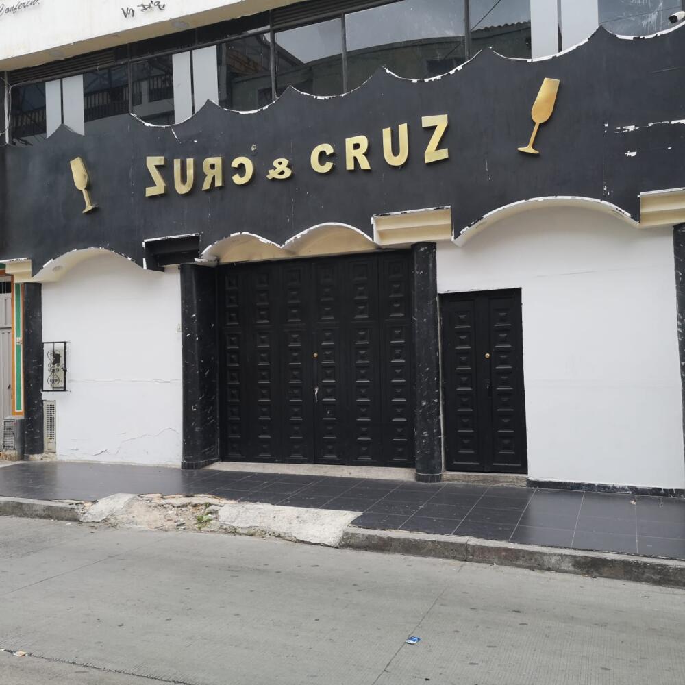Madrugada homicida en Santa Librada 1 Madrugada homicida en Santa Librada “En el video se ve a los dos implicados momentos antes de que todo pasara. Se ve cómo discuten pero sin hacerse daño, apenas manotean y como que se gritan entre ellos, pero no más. De un momento a otro, uno saca un puñal y, acto seguido, hiere a su contrincante a la altura del pecho y se va. El pelado cae y ahí queda, la herida fue mortal”, le contó a Q'HUBO, sobre la mañana de ayer, un uniformado de la localidad de Usme que conoció el crimen un hombre de 30 años, quien cayó sobre una vía pública del barrio Santa Librada, en medio de lo que parecía ser una riña.