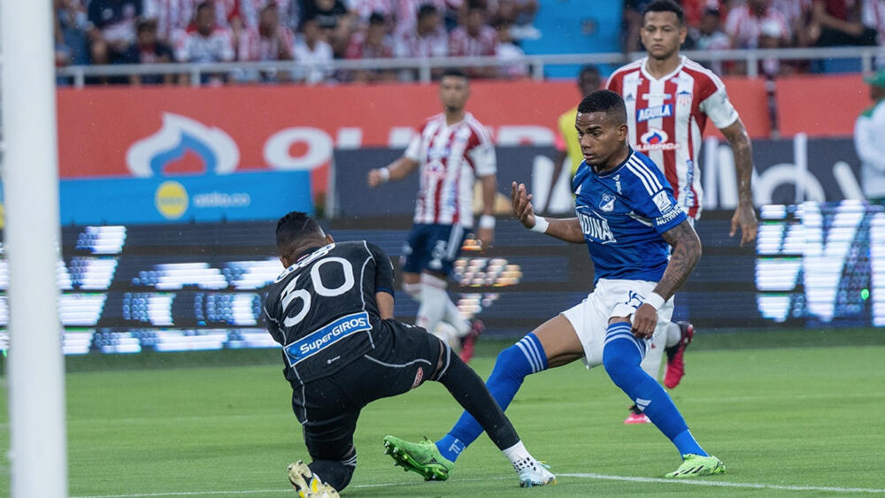 Millonarios cayó de visitante ante 'El Tiburón' 1 Millonarios cayó de visitante ante 'El Tiburón' Al conjunto capitalino se le acabó la buena racha que tenían como visitantes, pues en la tarde de este domingo en el estadio Metropolitano de Fútbol Roberto Meléndez, fue derrotado por el Junior de Barranquilla, Millonarios no demostró la misma calidad de fútbol presentada en su anterior enfrentamiento cuando derrotó 4-3 al América y se perdió así de 3 puntos que le permitirían consolidarse como el puntero de la tabla de clasificación y entrar de forma definitiva a las instancias finales de la liga.