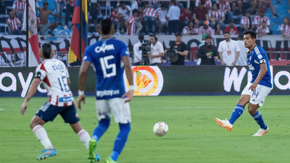 Millonarios cayó de visitante ante 'El Tiburón' 2 Millonarios cayó de visitante ante 'El Tiburón' Al conjunto capitalino se le acabó la buena racha que tenían como visitantes, pues en la tarde de este domingo en el estadio Metropolitano de Fútbol Roberto Meléndez, fue derrotado por el Junior de Barranquilla, Millonarios no demostró la misma calidad de fútbol presentada en su anterior enfrentamiento cuando derrotó 4-3 al América y se perdió así de 3 puntos que le permitirían consolidarse como el puntero de la tabla de clasificación y entrar de forma definitiva a las instancias finales de la liga.