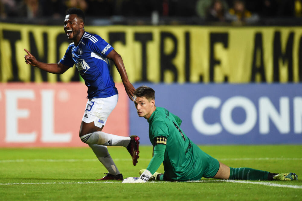 Triunfo y liderato para Millonarios tras superar a Peñarol en la Copa Sudamericana 2 Triunfo y liderato para Millonarios tras superar a Peñarol en la Copa Sudamericana Millonarios derrotó 2 a 0 a Peñarol de Uruguay y quedó como líder del grupo F en la Copa Sudamericana.