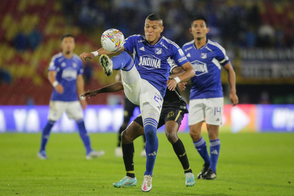 Millonarios no tendrá hinchada en partido contra Bucaramanga Debido a que en la temporada actual del fútbol colombiano se han presentado altercados con las hinchadas en la mayoría de los estadios del país, el club Atlético Bucaramanga informó que cerrará sus puertas para el partido de hoy a las 8:30 pm en el estadio Alfonso López Pumarejo, todo esto con la intención de evitar cualquier tipo de enfrentamientos entre los seguidores de ambos equipo