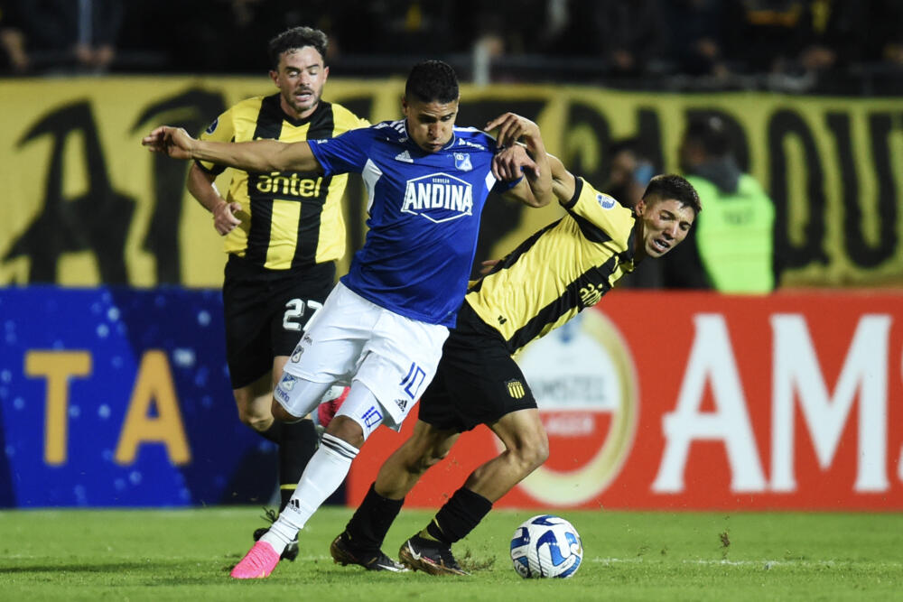 Triunfo y liderato para Millonarios tras superar a Peñarol en la Copa Sudamericana 1 Triunfo y liderato para Millonarios tras superar a Peñarol en la Copa Sudamericana Millonarios derrotó 2 a 0 a Peñarol de Uruguay y quedó como líder del grupo F en la Copa Sudamericana.
