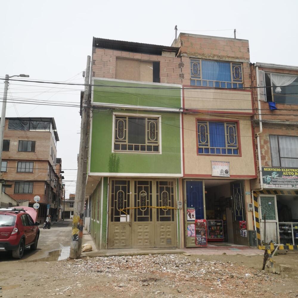 Misteriosa muerte de Carlos en Bosa 1 Misteriosa muerte de Carlos en Bosa Los habitantes del barrio Villas del Progreso, en Bosa, se percataron de la llegada de las autoridades hasta el barrio, quienes confirmaron la muerte de un hombre tras hallarlo sin vida en su propia vivienda.