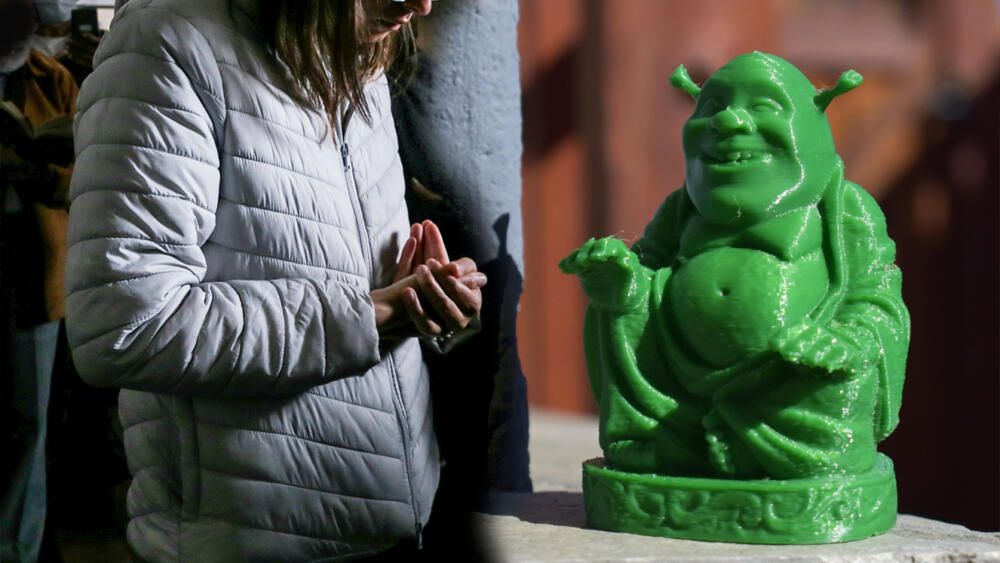 Mujer le rezó a Shrek durante 4 años creyendo que era Buda 1 Mujer le rezó a Shrek durante 4 años creyendo que era Buda Una mujer pasó 4 años de su vida rezándole a una figura de Buda que resultó siendo del famoso personaje animado Shrek.