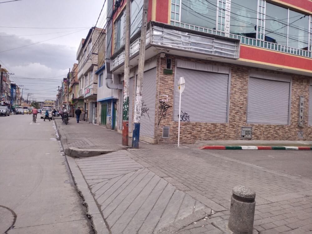 Murió comerciante baleado en asadero de Bosa Juan Carlos Mendoza Galindo, un hombre de 36 años que trabajaba como independiente en un restaurante ubicado por el sector de Brasilia, en Bosa, fue la víctima fatal de las balas del caso que registró Q'HUBO Bogotá en su edición de este jueves 13 de abril, donde se había confirmado que la víctima se encontraba recuperándose de las heridas en el hospital de Bosa.