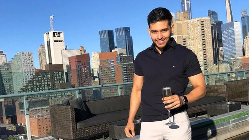 Murió periodista colombiano y su padre en trágico accidente en EE.UU. El joven periodista José Luis Quijano de 25 años de edad, viajó a Estados Unidos junto a su padre desde hace 10 meses con la esperanza de encontrar una mejor oportunidad de vida. José Luis tenía la ilusión de llegar a figurar en las grandes cadenas de televisión, sin embargo, sus sueños terminaron este martes 11 de abril cuando él junto con su progenitor fallecieron en un accidente de tránsito.