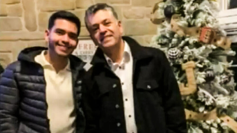 Murió periodista colombiano y su padre en trágico accidente en EE.UU. El joven periodista José Luis Quijano de 25 años de edad, viajó a Estados Unidos junto a su padre desde hace 10 meses con la esperanza de encontrar una mejor oportunidad de vida. José Luis tenía la ilusión de llegar a figurar en las grandes cadenas de televisión, sin embargo, sus sueños terminaron este martes 11 de abril cuando él junto con su progenitor fallecieron en un accidente de tránsito.