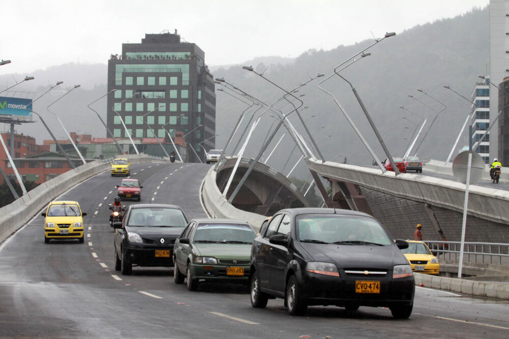 Nuevos cierres viales en la calle 100 Durante tres meses habrá cierres viales en la Calle 100 de la capital del país, a partir de este 13 de abril se inician una serie de obras, como parte de la continuación de la construcción de la Troncal de Transmilenio de la Carrera 68, por lo que la Secretaría Distrital de Movilidad autorizó el cierre de la Calle 100 entre la Carrera 13 y la Carrera 9.