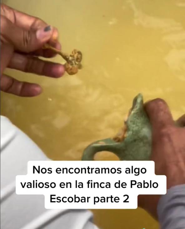 ¿Pillaron caleta de Pablo Escobar? 1 ¿Pillaron caleta de Pablo Escobar? Un tiktoker dice que encontró tesoros del capo en su finca La Manuela, ubicada en la represa de Guatapé. En un video mostró los elementos que halló.