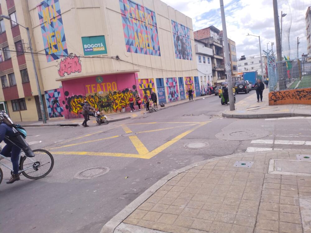 Persecución terminó con crimen de Freider en Santa Fe Durante la noche de este lunes la “tranquilidad” que se respiraba en el barrio La Alameda, en la localidad de Santa Fe, se vio interrumpida por los gritos de varios hombres que estaban persiguiendo a un sujeto desde el otro lado de la avenida Caracas. Tras rodearlo, los disparos sentenciaron la vida del hombre, quien falleció en la misma zona.