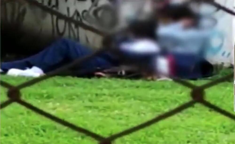 Pillaron a dos estudiantes teniendo relaciones sexuales frente a un colegio de Facatativá Una pareja de estudiante de un colegio en Facatativá, Cundinamarca, fue sorprendida teniendo relaciones sexuales en un parque aledaño a la institución educativa.