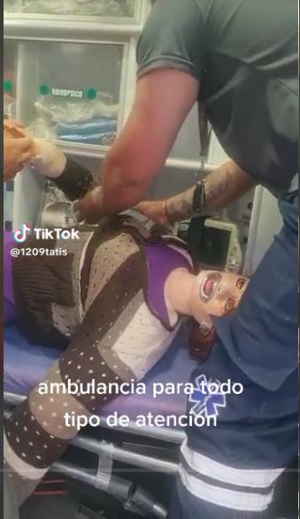 Indignación: paramédicos atendieron a la esposa de trapo de Cristian Cristian Montenegro es nuevamente blanco de críticas, todo por cuenta de una escena que tiene indignada a la ciudadanía: el bogotano aparece al interior de una ambulancia con su esposa de trapo, mientras esta es atendida por unos paramédicos todo porque, según él, "estaba presentando problemas de salud".