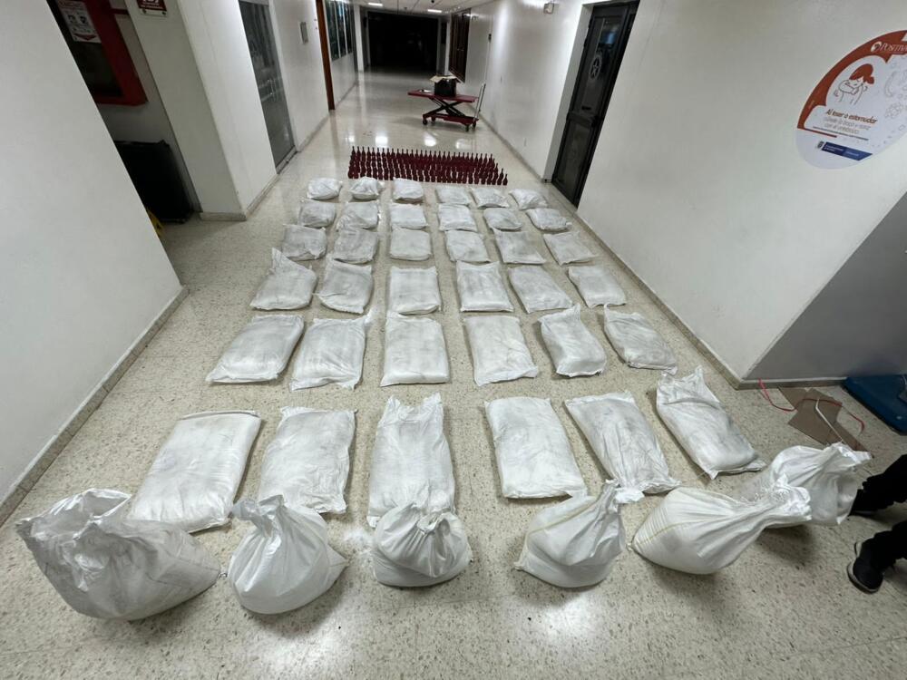 Policía incautó una tonelada de explosivos en Fontibón y Los Mártires 1 Policía incautó una tonelada de explosivos en Fontibón y Los Mártires Una tonelada de explosivos fue incautada por la Policía Nacional en dos inmuebles ubicados en las localidades de Fontibón y Los Mártires.