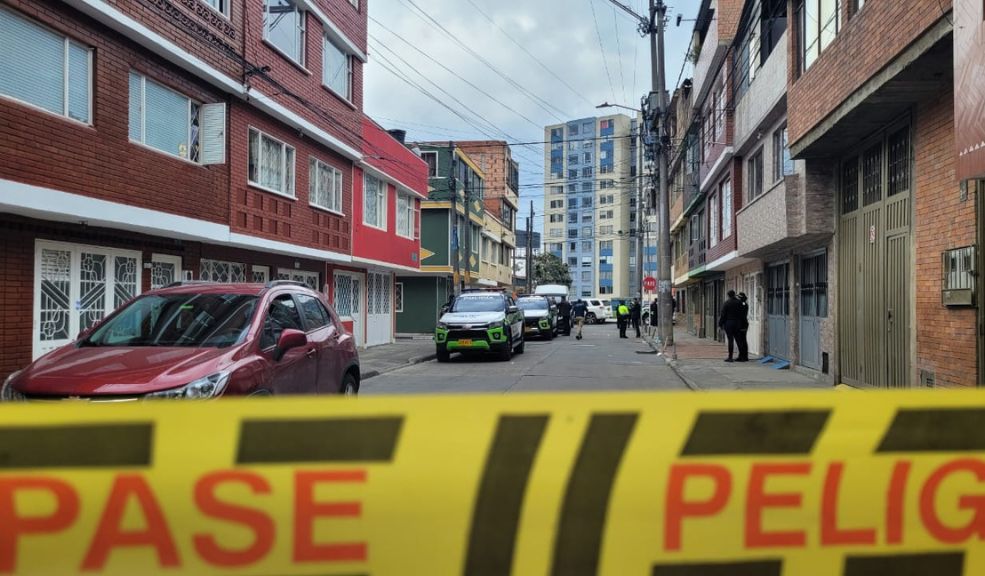 La absurda matanza que enluta a la ciudad 2 La absurda matanza que enluta a la ciudad La mañana de ayer quedará grabada en la memoria de los residentes del barrio La Laguna, en la localidad de Fontibón, como una de las más violentas y crudas que hayan tenido que experimentar. Y es que lo que sucedió simplemente raya en lademencia:unsujetode 35 años, en medio de un incontenible ataque de ira, al parecer desatado porque los arrendatarios del lugar donde vivía le cobraron el arriendo,terminó asesinando a cuatro personas: su arrendadora y tres vecinos que contaron con la mala fortuna de que el sujeto cayera en su vivienda cuando intentaba escapar y la emprendiera a cuchilladas en contra de quienes allí se encontraban.