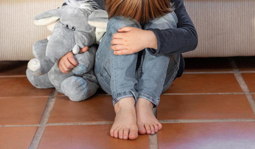 Rescatan a 2 niños que se encontraban encerrados en una vivienda en Soacha 7 Rescatan a 2 niños que se encontraban encerrados en una vivienda en Soacha Dos menores llevaban tres días encerrados en una vivienda de Soacha, Cundinamarca.