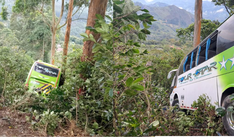 Un bus con 40 pasajeros cayó a un abismo en la vía Bogotá- Villeta 3 Un bus con 40 pasajeros cayó a un abismo en la vía Bogotá- Villeta Un bus de servicio público resultó cayendo en un abismo con 40 pasajeros a bordo, la mañana de este sábado 22 de abril.