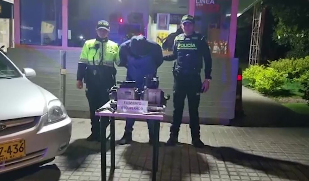 Capturaron en Usaquén a ladrón de computadores de carros En la noche de este lunes, las autoridades capturaron un hombre en la localidad de Usaquén luego de que fuera visto robando un computador de un vehículo, la comunidad notificó lo sucedido a la Policía y de inmediato se pusieron en la tarea de capturar al delincuente.