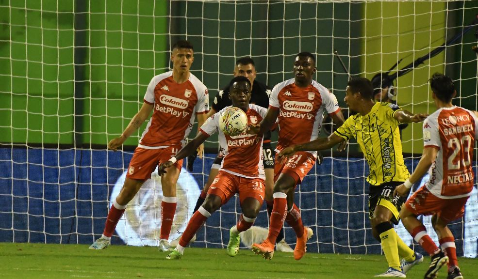 Estas son las novedades con las que Santa Fe busca ganarle al Pereira Los cardenales no están viviendo su mejor momento deportivo, y luego de la dura derrota contra Alianza Petrolera, Santa Fe tendrá que ganar sí o sí para lograr meterse al grupo de los ocho. El camino no lo tienen fácil, pues tendrán que enfrentarse a el actual campeón de la liga: El Deportivo Pereira.