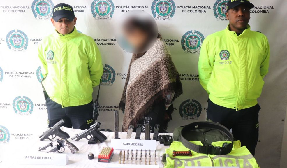 Capturan a mujer con tremendo arsenal de armas en Ciudad Bolívar 6 Capturan a mujer con tremendo arsenal de armas en Ciudad Bolívar La Policía Metropolitana de Bogotá en coordinación con la Fiscalía General de la Nación, logra por medio de orden judicial y diligencia de allanamiento y registro, la captura de una mujer de 43 años de edad quien alojaba en su vivienda armas de fuego, munición y prendas exclusivo de la fuerza pública.