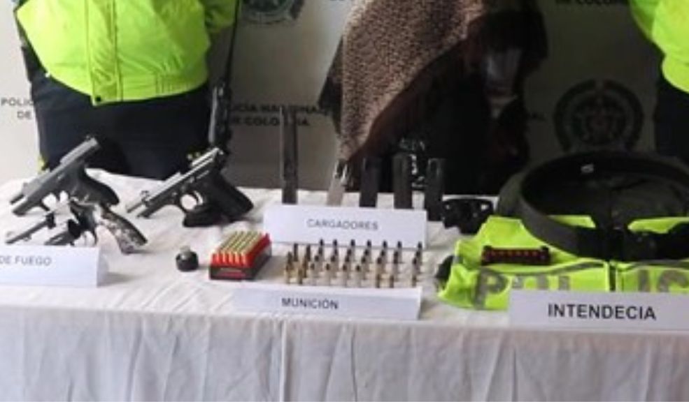 Capturan a mujer con tremendo arsenal de armas en Ciudad Bolívar 1 Capturan a mujer con tremendo arsenal de armas en Ciudad Bolívar La Policía Metropolitana de Bogotá en coordinación con la Fiscalía General de la Nación, logra por medio de orden judicial y diligencia de allanamiento y registro, la captura de una mujer de 43 años de edad quien alojaba en su vivienda armas de fuego, munición y prendas exclusivo de la fuerza pública.