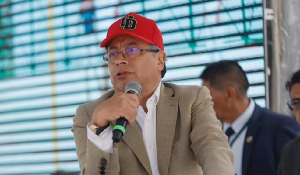 Fiscalía imputará a Tiktoker que amenazó al Presidente Gustavo Petro 7 Fiscalía imputará a Tiktoker que amenazó al Presidente Gustavo Petro La Fiscalía imputará en los próximos días a Andrés Mauricio Herrera, quien en días pasados y a través de su cuenta de TikTok amenazó de muerte al presidente, Gustavo Petro.