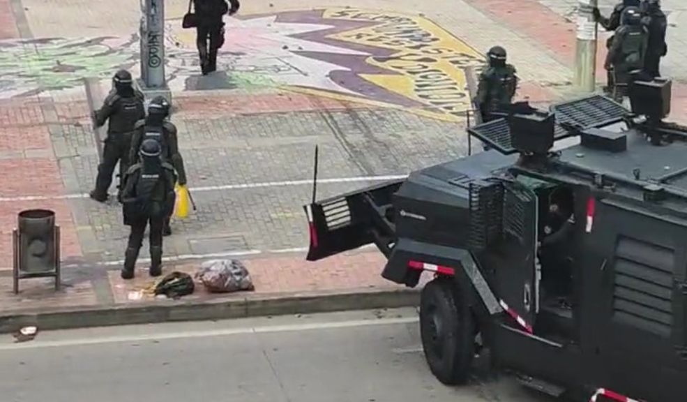 A esta hora: protestas en las universidades Nacional y Distrital En la tarde de este miércoles, un grupo de estudiantes de la Universidad Nacional, inició una manifestación sobre la Avenida NQS, lo que afectó gravemente la movilidad de la ciudad, por lo que agentes del Esmad tuvieron que hacer presencia en el lugar para tratar de disipar la protesta. 