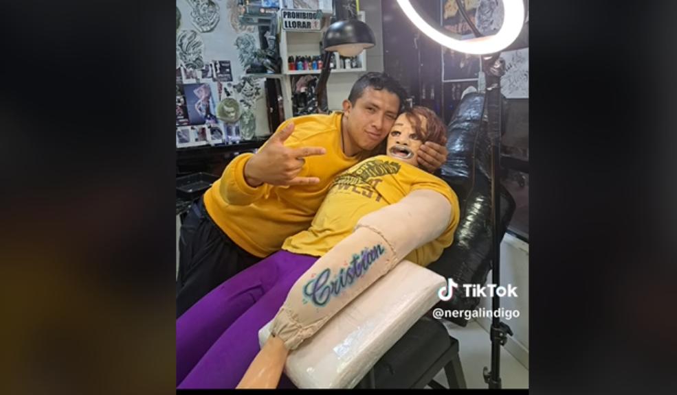 La novia de trapo de Cristian, se tatuó su nombre 2 La novia de trapo de Cristian, se tatuó su nombre En las últimas horas Cristian Montenegro apareció en un viral video acompañando a su esposa de trapo a realizarse un tatuaje.