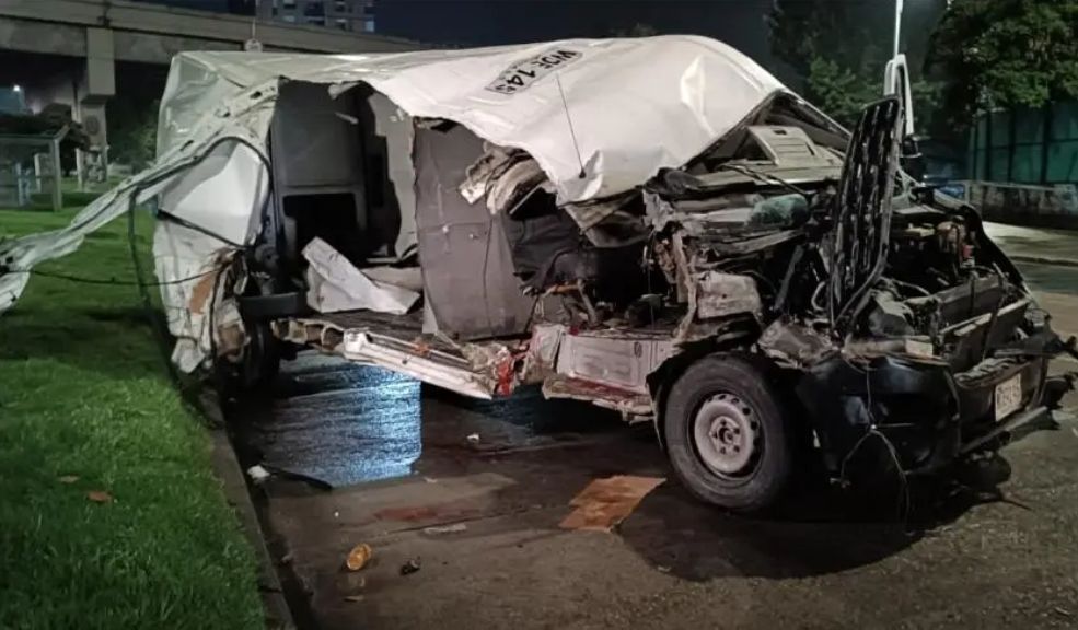 Aparatoso accidente de tránsito en la Av. Calle 26 En la noche de este martes se presentó un aparatoso accidente de tránsito sobre la Avenida Calle 26 con Avenida Boyacá, donde un vehículo chocó contra un camión que se encontraba estacionado. Debido al accidente, tres personas resultaron heridas.