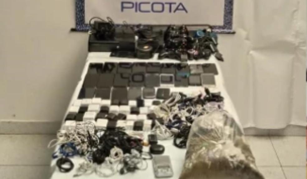 Operativo en La Picota dejó la incautación de 53 celulares y 49 botellas de licor El Instituto Nacional Penitenciario y Carcelario (INPEC) realizó en las últimas horas un nuevo operativo sorpresa en la cárcel Picota, en el que fueron decomisados varios elementos prohibidos en el interior de los establecimientos penitenciarios.