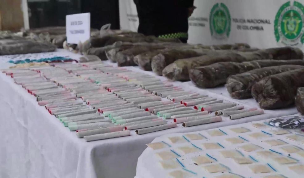 Destruirán más de 70 mil dosis de droga incautada en Bogotá La Policía Metropolitana de Bogotá realizará la destrucción de 72.000 dosis de estupefacientes que han sido incautadas durante los últimos 6 meses en diferentes localidades de la capital. Estas incautaciones fueron posibles gracias a actividades operativas en los barrios, parques, entornos escolares y el sistema masivo de transporte, todo bajo la aplicación de la ley 1801 del 2016.