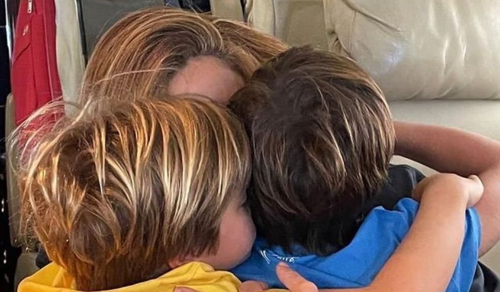 Shakira se va para Miami con sus hijos La cantante Shakira anunció que durante estos primeros días de abril tiene pensado marcharse de Barcelona para dejar por completo la vida que había iniciado años atras con Gerard Piqué, exfutbolista con el que tuvo dos hijos: Sasha y Milan.