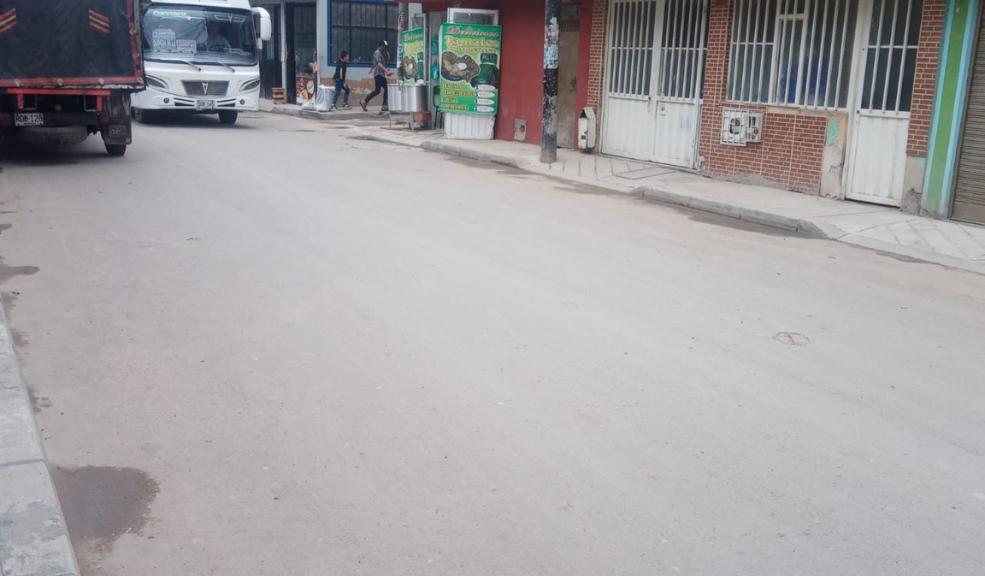 Sicariato al interior de un bar en Soacha La víctima, a quien las autoridades identificaron como Mauricio Alexis Giraldo Aristizábal, se encontraba al interior de un establecimiento comercial ubicado en inmediaciones de la Transversal 11B con Calle 7 Sur. El joven llevaba unos 40 minutos en el lugar cuando sucedió el crimen.