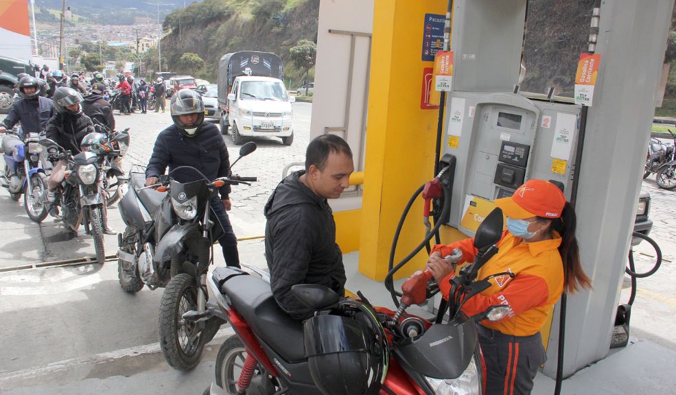 Gasolina tendría que subir $400 pesos para equilibrar precio frente a otros mercados 1 Gasolina tendría que subir $400 pesos para equilibrar precio frente a otros mercados El precio de la gasolina podría subir en los próximos meses con el objetivo de nivelarse frente a los demás mercados internacionales.