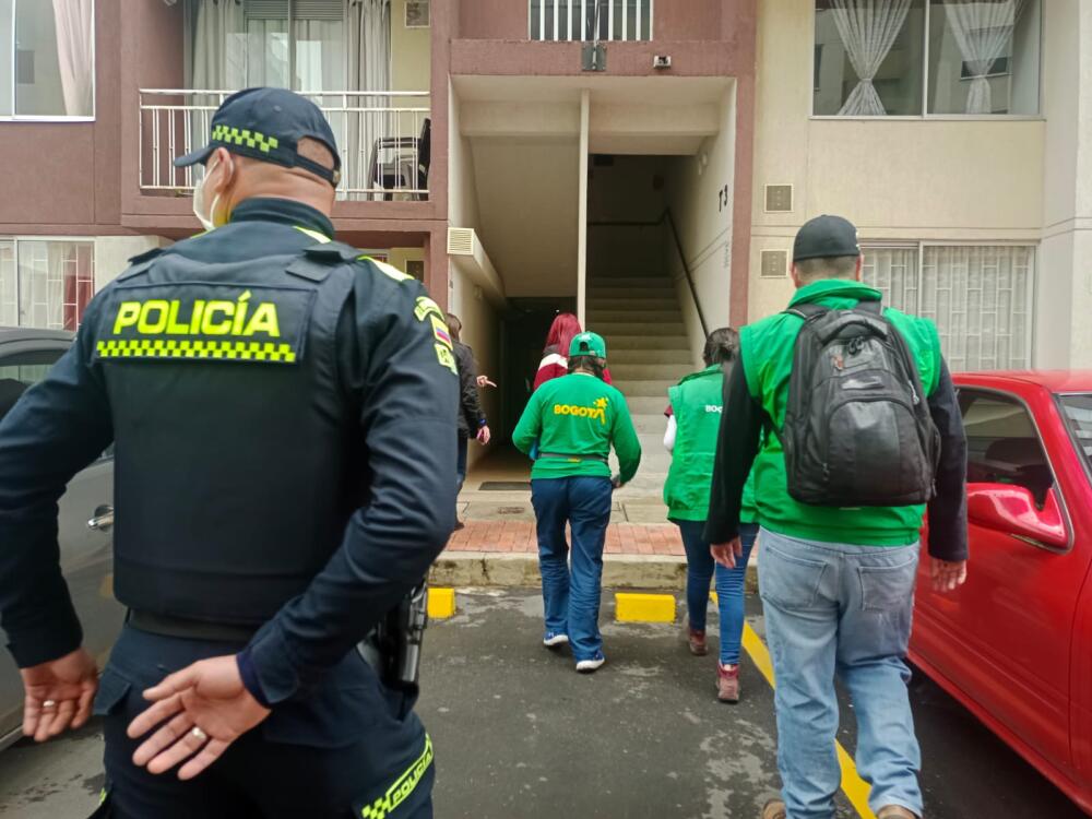 Rescatan a 15 animales que estaban en precarias condiciones 1 Rescatan a 15 animales que estaban en precarias condiciones El Distrito y la Policía Ambiental realizaron un operativo en la localidad de Suba donde lograron rescatar de un apartamento a 15 animales, los cuales se encontraban en precarias condiciones de salud. En total fueron 14 perros, entre estos 8 cachorros y una gata adulta, que aparentemente estaban siendo sobreexplotados.