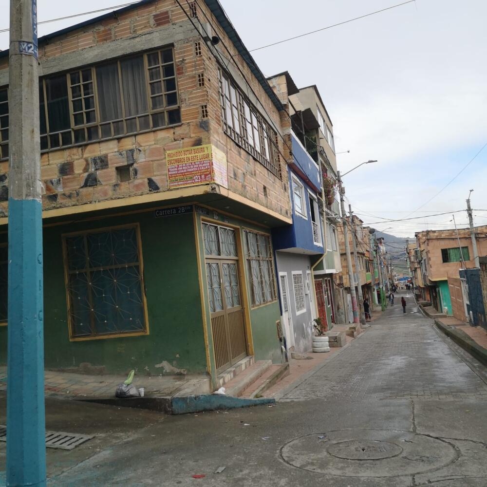 Riña entre conocidos terminó en homicidio en Usme En medio de lo que al parecer se configura como un nuevo y mortal hecho de intolerancia ocurrido en las calles de la capital, un hombre de 33 años murió en el hospital luego de ser atacado con arma blanca por varios sujetos con los que momentos antes de la agresión se encontraba compartiendo unos tragos. Sucedió en el barrio Alfonso López de la localidad de Usme la mañana de este domingo. Les contamos.