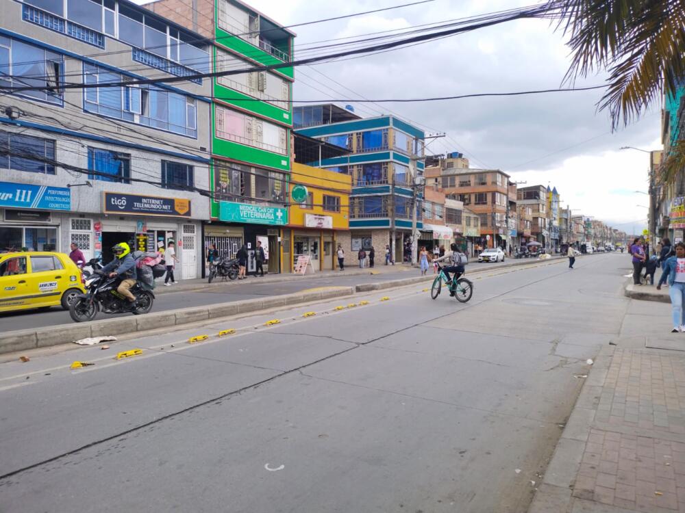 Riña mortal en Kennedy Una riña con armas blancas entre tres personas en el barrio Altamar (Kennedy) cobró la vida de un joven y dejó a otro capturado. El terrible episodio se presentó a plena luz del día del pasado fin de semana.