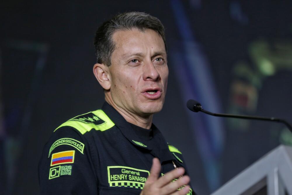 El general Henry Sanabria sale de la dirección de la Policía Nacional El presidente de Colombia, Gustavo Petro, confirmó este miércoles la salida del director de la Policía Nacional, general Henry Sanabria y anunció que en su reemplazo estará Wiliam Salamanca.