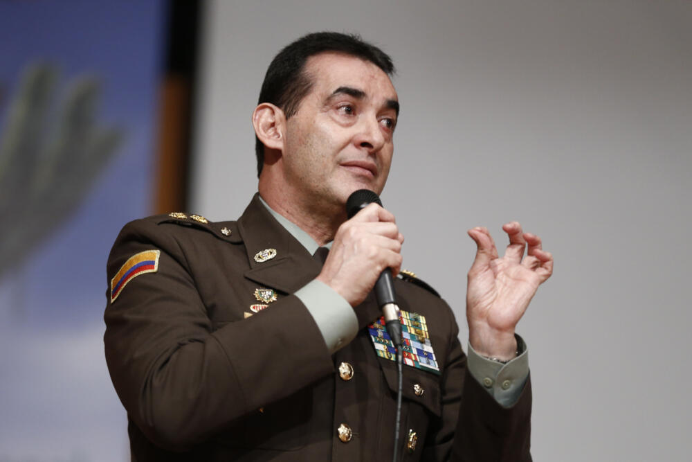 El general Henry Sanabria sale de la dirección de la Policía Nacional El presidente de Colombia, Gustavo Petro, confirmó este miércoles la salida del director de la Policía Nacional, general Henry Sanabria y anunció que en su reemplazo estará Wiliam Salamanca.