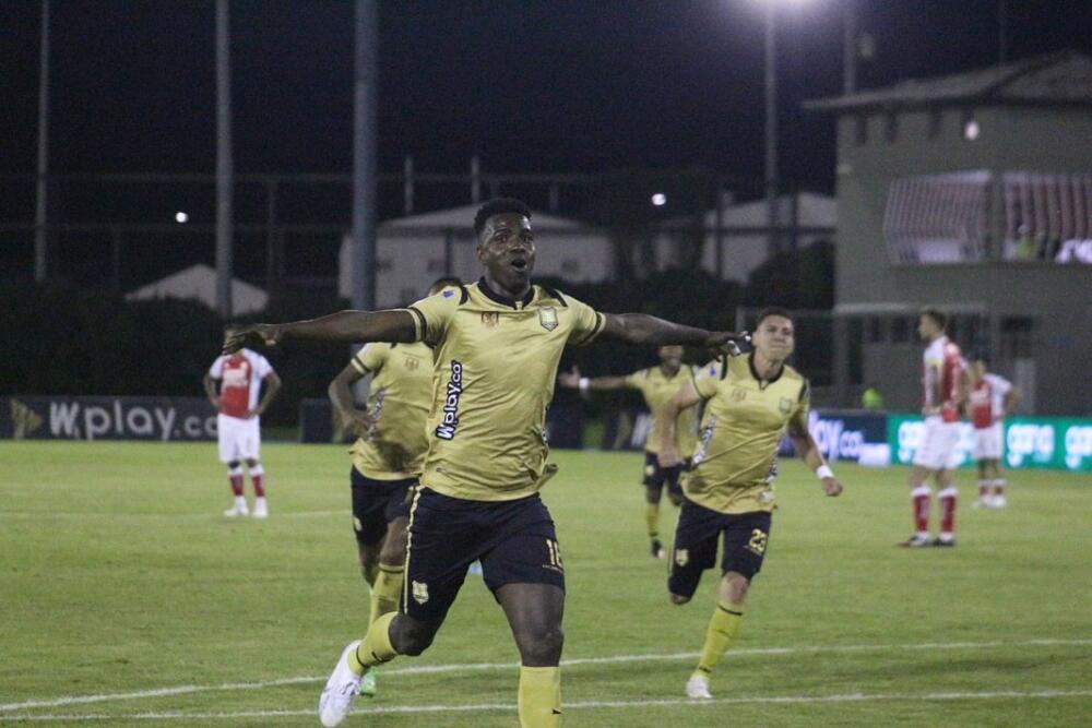 Santa Fe no pudo con el líder y cayó 3-1 en Liga Santa Fe desperdició una oportunidad valiosa para volverse a meter entre los ocho primeros de la Liga. En un flojo partido disputado en el estadio Alberto Grisales de Rionegro (Antioquia), el cuadro 'Cardenal' perdió 3-1 contra Águilas Doradas que están volando y siguen en lo más alto de la tabla.