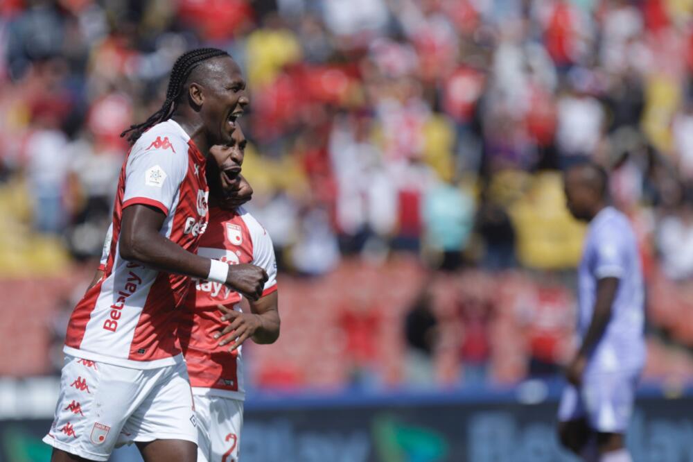 Santa Fe venció al Tolima y se mantiene en la lucha por la liga El Independiente Santa Fe volvió a rugir en la cancha y se repuso de su derrota ante Águilas Doradas a mitad de semana, esta vez en el estadio El Campín, derroto al Deportes Tolima y logró meterse dentro de los ocho primeros de la Liga.