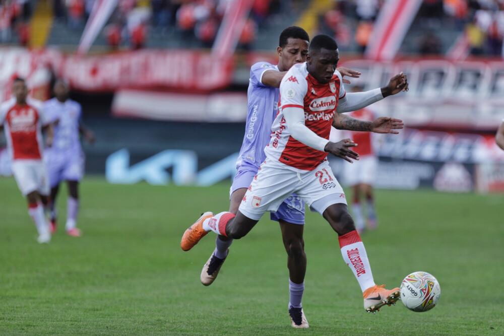 Santa Fe venció al Tolima y se mantiene en la lucha por la liga 1 Santa Fe venció al Tolima y se mantiene en la lucha por la liga El Independiente Santa Fe volvió a rugir en la cancha y se repuso de su derrota ante Águilas Doradas a mitad de semana, esta vez en el estadio El Campín, derroto al Deportes Tolima y logró meterse dentro de los ocho primeros de la Liga.