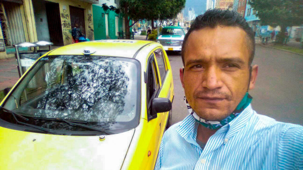 Taxista se prendió fuego dentro de su ‘amarillito’ en Kennedy 8 Taxista se prendió fuego dentro de su ‘amarillito’ en Kennedy Un taxista de 54 años decidió prenderse fuego dentro de su propio vehículo, y ante la conmoción de los vecinos del barrio Acacias, en Kennedy, que lo ayudaron apenas se escuchó una explosión seguida de gritos.