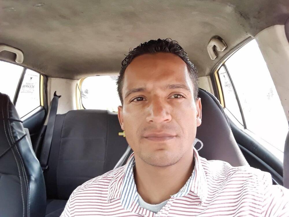 Taxista se prendió fuego dentro de su ‘amarillito’ en Kennedy 1 Taxista se prendió fuego dentro de su ‘amarillito’ en Kennedy Un taxista de 54 años decidió prenderse fuego dentro de su propio vehículo, y ante la conmoción de los vecinos del barrio Acacias, en Kennedy, que lo ayudaron apenas se escuchó una explosión seguida de gritos.
