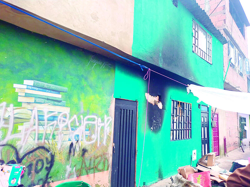 Taxista se prendió fuego dentro de su ‘amarillito’ en Kennedy 2 Taxista se prendió fuego dentro de su ‘amarillito’ en Kennedy Un taxista de 54 años decidió prenderse fuego dentro de su propio vehículo, y ante la conmoción de los vecinos del barrio Acacias, en Kennedy, que lo ayudaron apenas se escuchó una explosión seguida de gritos.