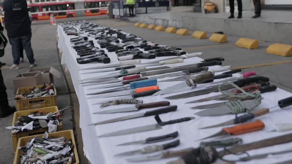 Se recogieron más de 400 armas blancas en Ciudad Bolívar El pasado sábado 22 de abril, el Distrito llevó a cabo una jornada de "Desarme por la Vida" en el barrio Los Alpes de la localidad Ciudad Bolívar, en la que se recogieron un total de 400 armas blancas entre las que se encontraron cuchillos, tijeras, y machetes, los cuales fueron entregados de manera voluntaria por los habitantes del sector. 